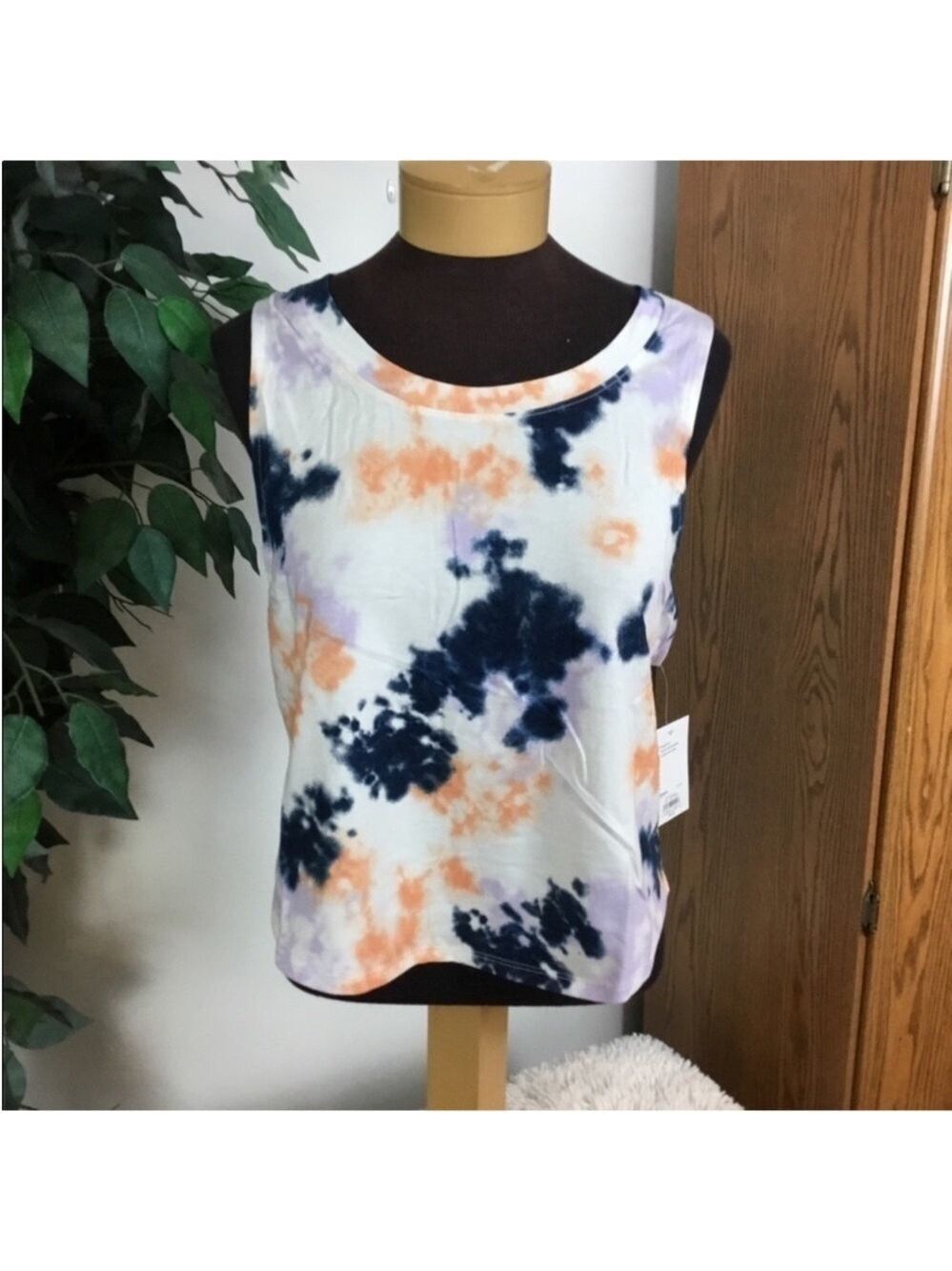 SO twist back muscle tank Woman’s Juniors size XL cropped rounded hem